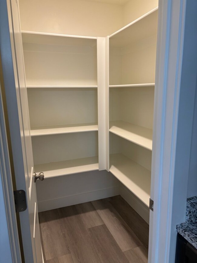 Foto del edificio - 4 bed 2 1/2 bath with 2 car garage in Dese...