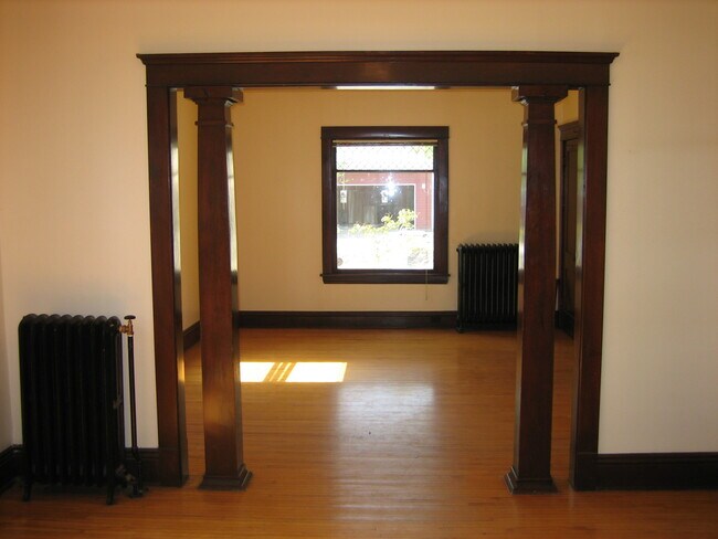 Building Photo - 318 6th Ave NE