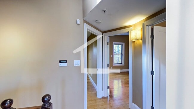 Foto del edificio - Convenient South End Location, Central Heat/AC, In-Unit Washer and Dryer, Private Deck.