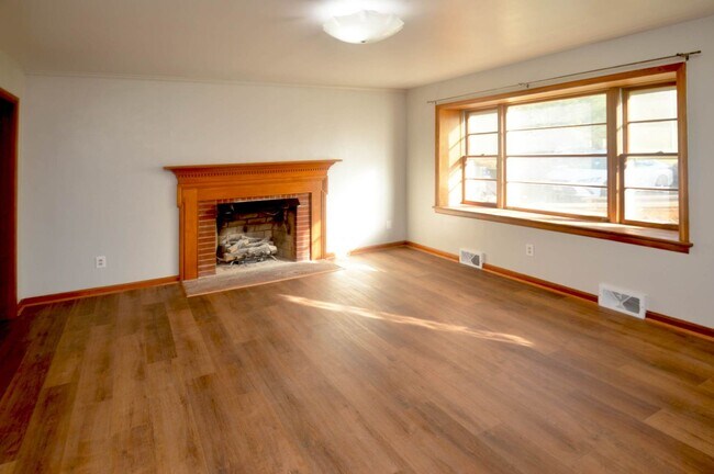 Foto del edificio - 3 BR Home in Madison Heights Available Imm...
