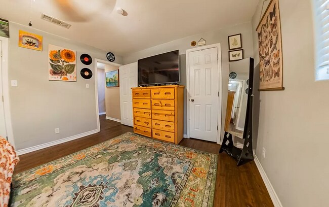 Foto del edificio - 320 Meadow Dr