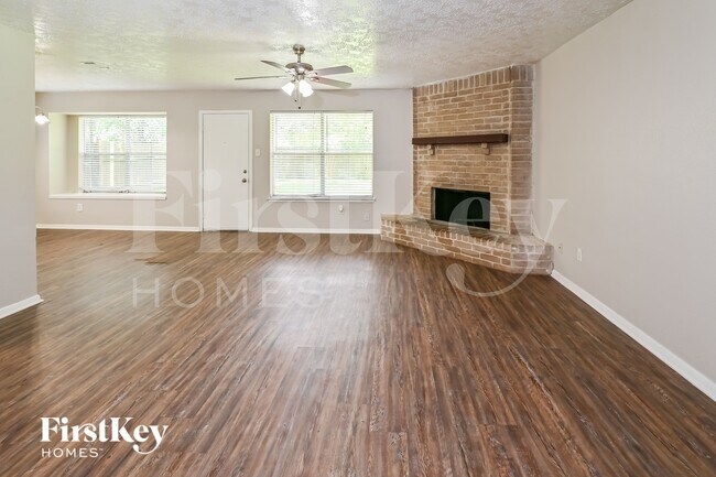Foto del edificio - 15823 Baybriar Dr