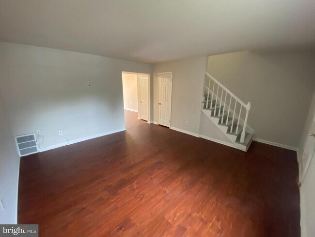 Foto del edificio - 719 Olde Greenwich Cir
