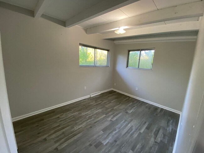 Building Photo - Newly remodeled 2 bed 1 bath home in Red Bank