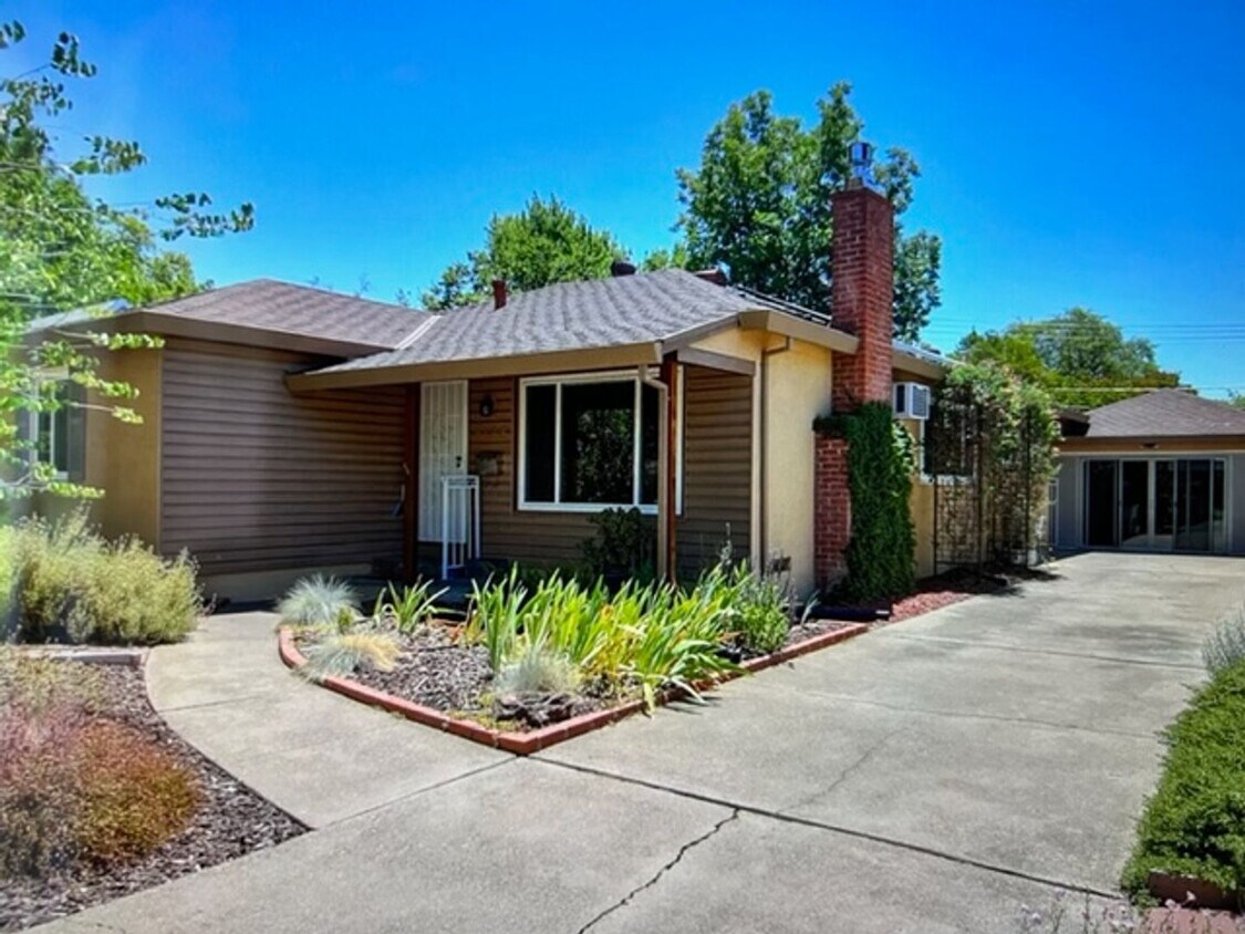 Foto principal - Storybook single family home in Tahoe Park...