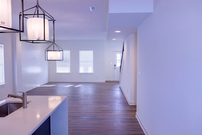 Building Photo - Luxury 3 bedroom, 3 bathroom