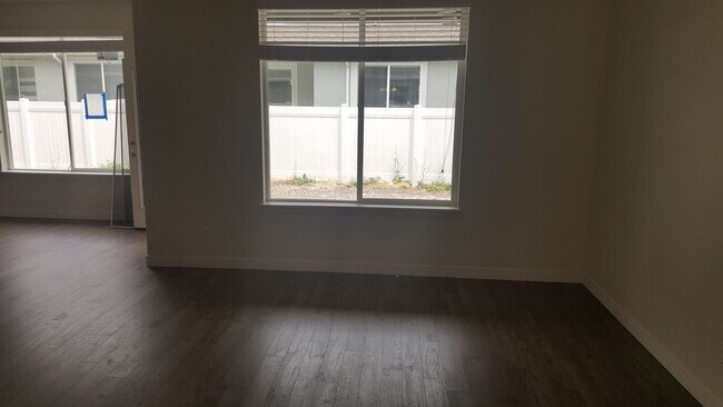 Foto del edificio - Spacious 3-Bedroom, 2.5-Bath Home in Cente...