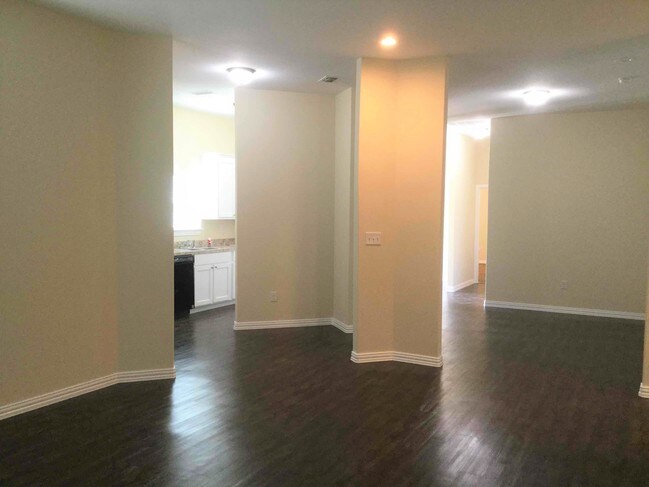Building Photo - 1633 Mockingbird Ln