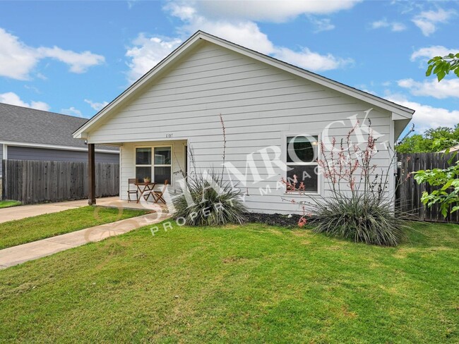 Building Photo - 1107 Primrose Dr