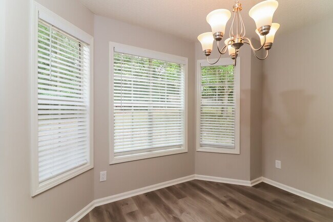 Foto del edificio - 4961 Hampstead Ln