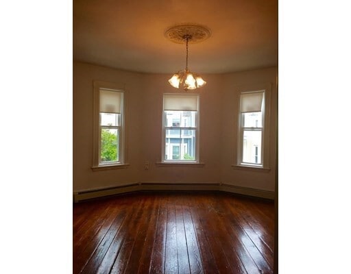 Building Photo - 403 E 7th St