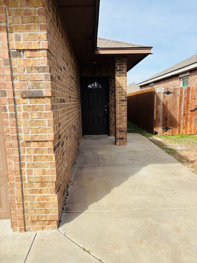 Building Photo - 3 Bedroom 2 Bath Duplex with 2 car Garage!!