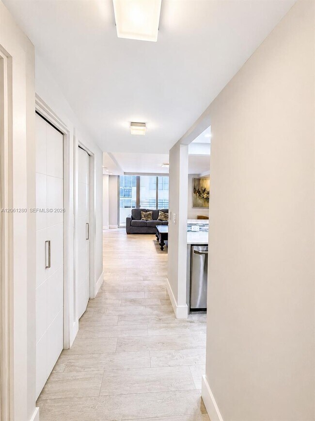 Foto del edificio - 5555 Collins Ave