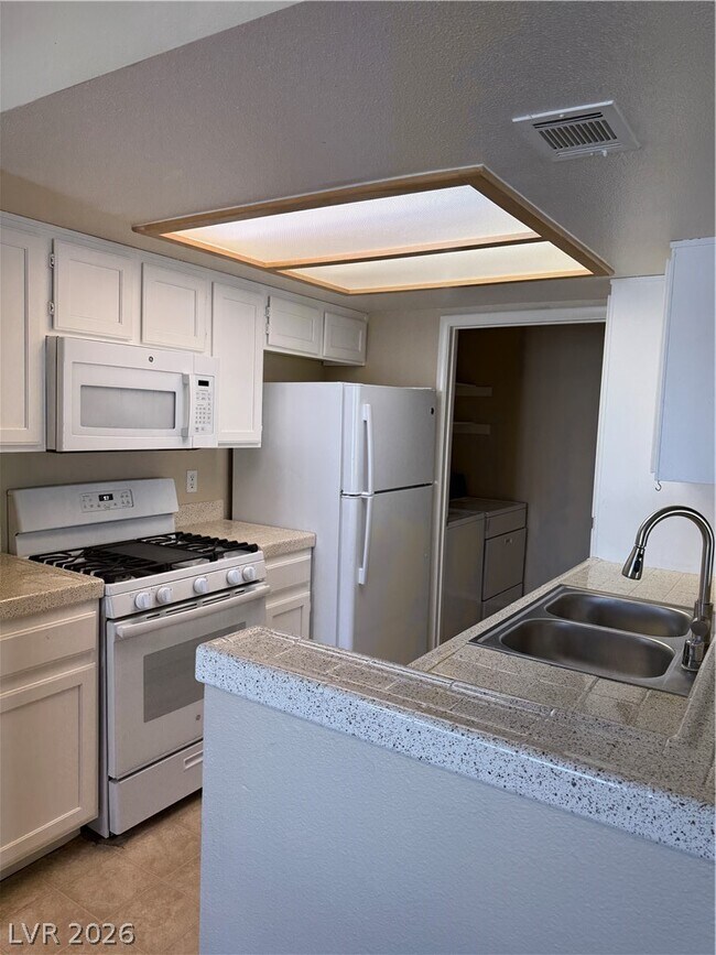 Foto del edificio - 7100 W Pirates Cove Rd
