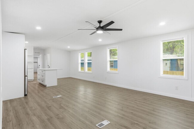 Foto del edificio - 19856 Old Hwy 105 E