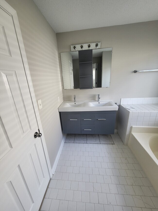 Foto del edificio - 7700 Lakeshore Ct