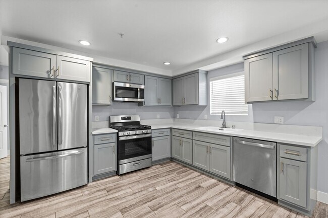 Foto del edificio - Beautiful 4 Bed / 3 Bath townhouse with PARKING & IN-UNIT LAUNDRY!