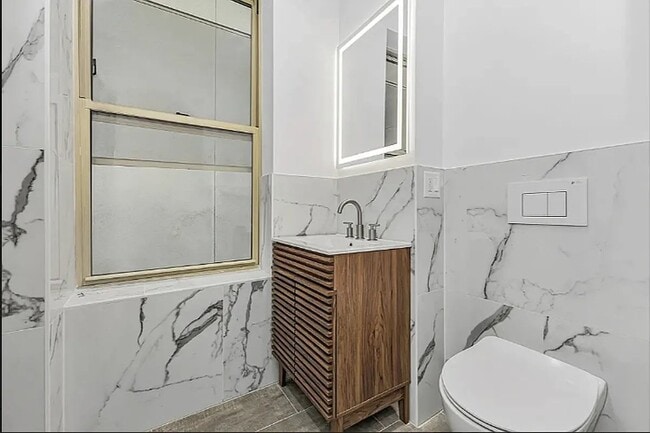 Building Photo - 246 E 53rd St