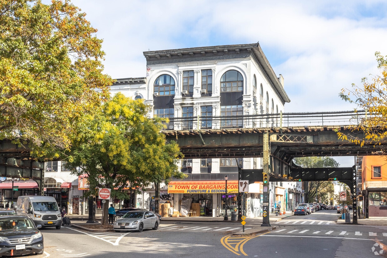 Primary Photo - 1065 Broadway