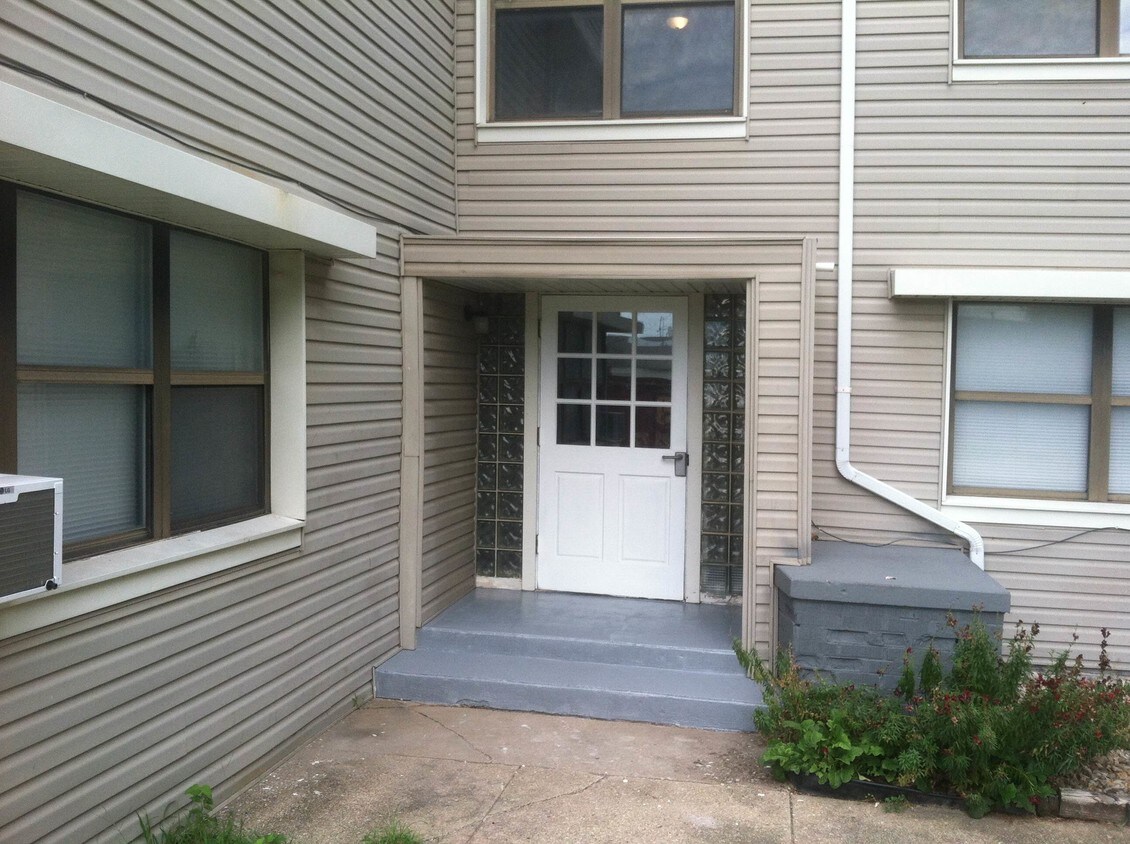 Entry - 126 E 13th St