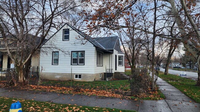 Building Photo - "Charming 1-Bedroom Retreat with Onsite Laundry in Ogden's Heart!"