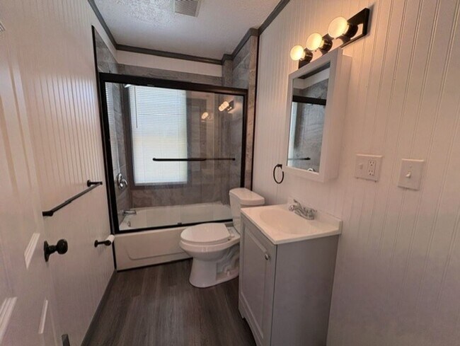 Foto del edificio - Move-In Ready 2-Bedroom Home with Modern Kitchen, Basement & Front Porch