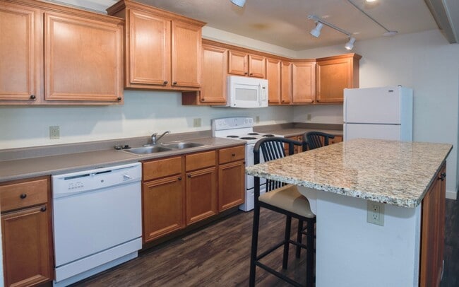 Interior Photo - 512 E Stoughton St