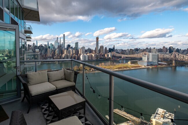 Photo - 4730 Center Blvd House