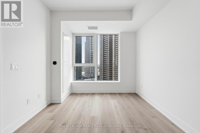 Photo du bâtiment - 60 Central Park Roadway