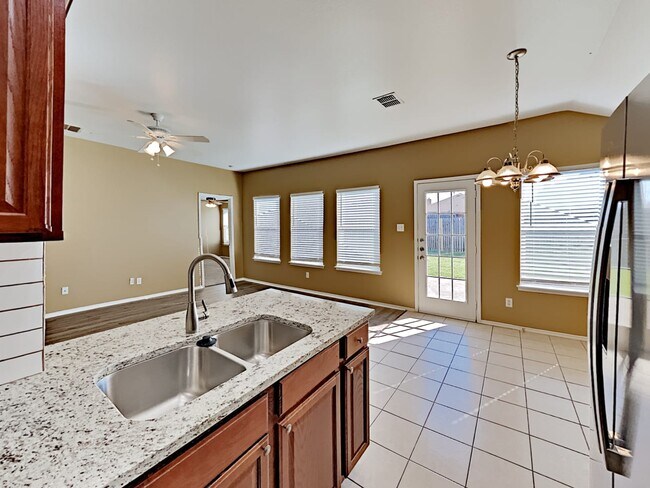 Building Photo - 7419 Lake Front Trl