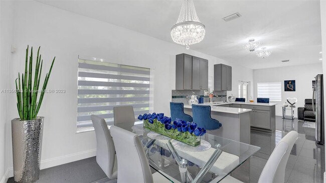 Foto del edificio - 2390 SE 5th Ct