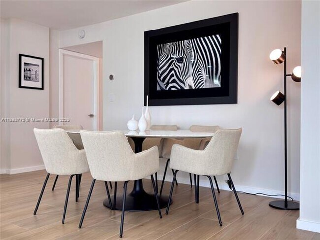 Foto del edificio - 10230 Collins Ave