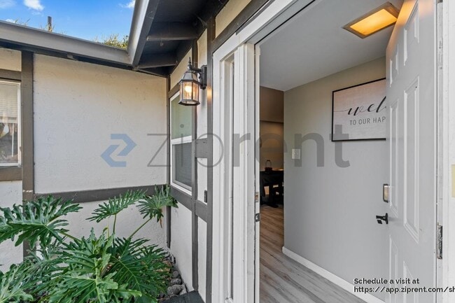 Building Photo - 325 Falcon Dr