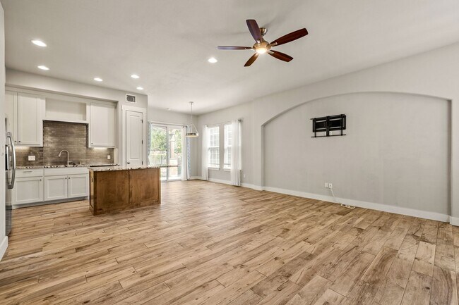 Foto del edificio - Like New Condo Within Walking Distance to ...