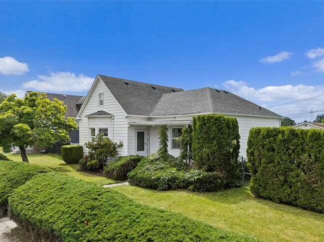 Foto del edificio - Beautiful Craftsman Home with Ample Parking & Outdoor Space