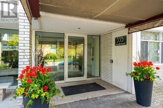 Building Photo - 335-335 Lonsdale Rd