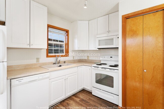 Building Photo - Lovely Two Bedroom One Bath Home in Univer...