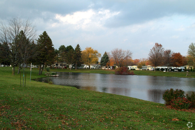 Building Photo - Avon on the Lake