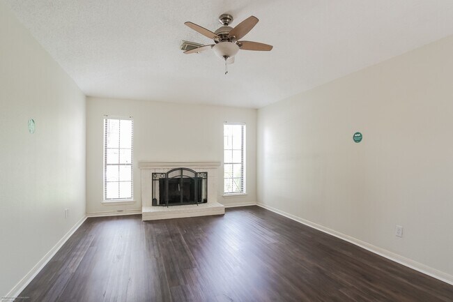 Foto del edificio - 18515 Denise Dale Ln