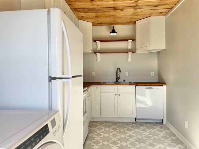 Building Photo - Centrally Located 1 bedroom 1 bath -  wate...