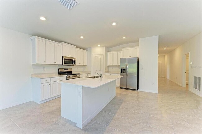 Foto del edificio - 23444 Steeple Ave