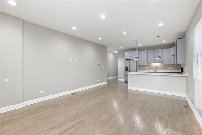 Foto del edificio - 1048 N Lawndale Ave