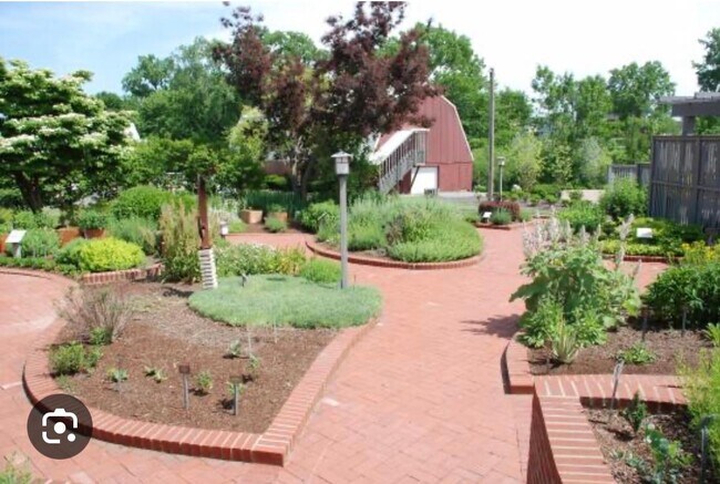 Building Photo - 3246 Parkview Cir