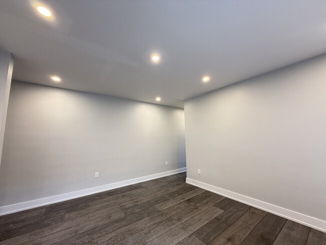 Building Photo - 449 Concession St