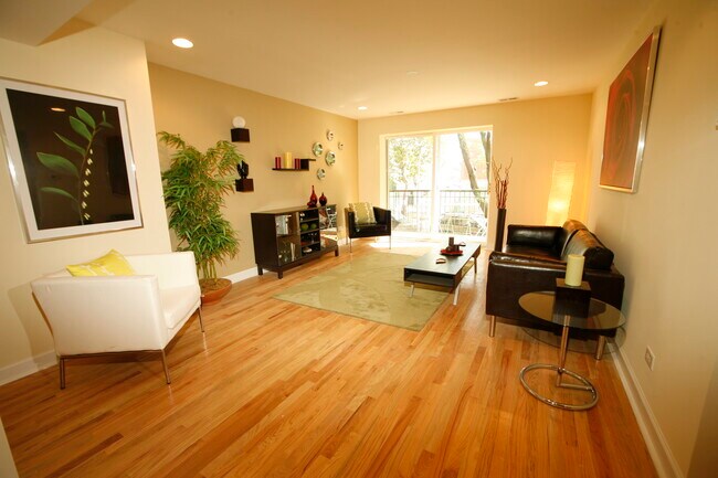 Foto del edificio - 6954 N Greenview Ave