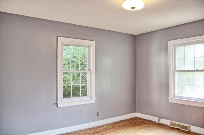 Building Photo - 703 Sherwood