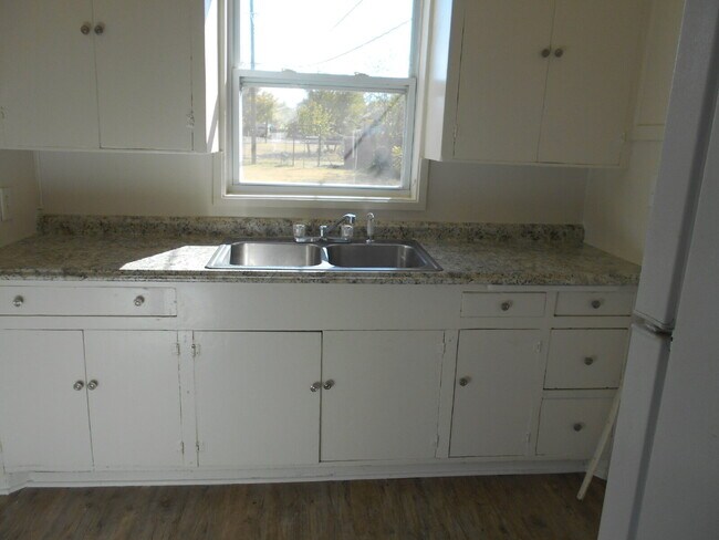 Building Photo - Pre-Leasing for Summer/Fall 2026 - 2/1 with hardwood floors