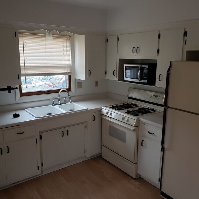 Building Photo - 5107 Maplewood Dr. - 2 Bedroom Townhouse