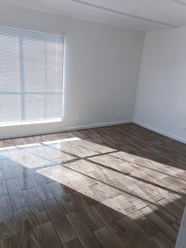 Building Photo - 6200 W Tidwell Rd