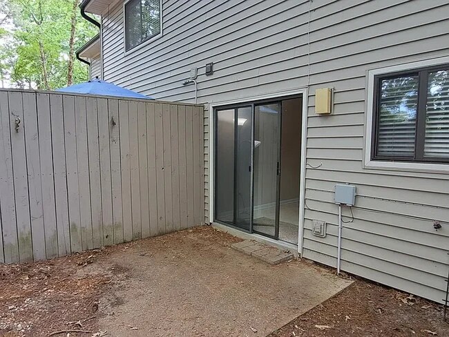 Foto del edificio - 6911 Staghorn Ln